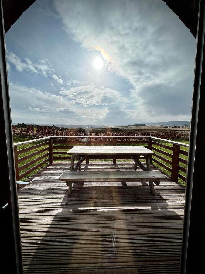 Вилла Loch Shin Glamping Pods Лэрг Экстерьер фото